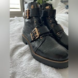 Combat boot with gold details